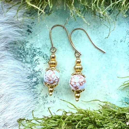 Kristallörhängen med vit folierad turkos och guldfärgat stål