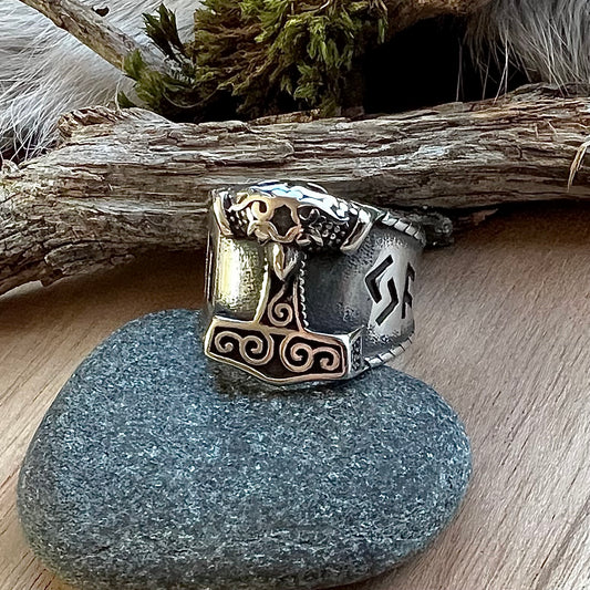 Ring med torshammare och runor i rostfritt stål