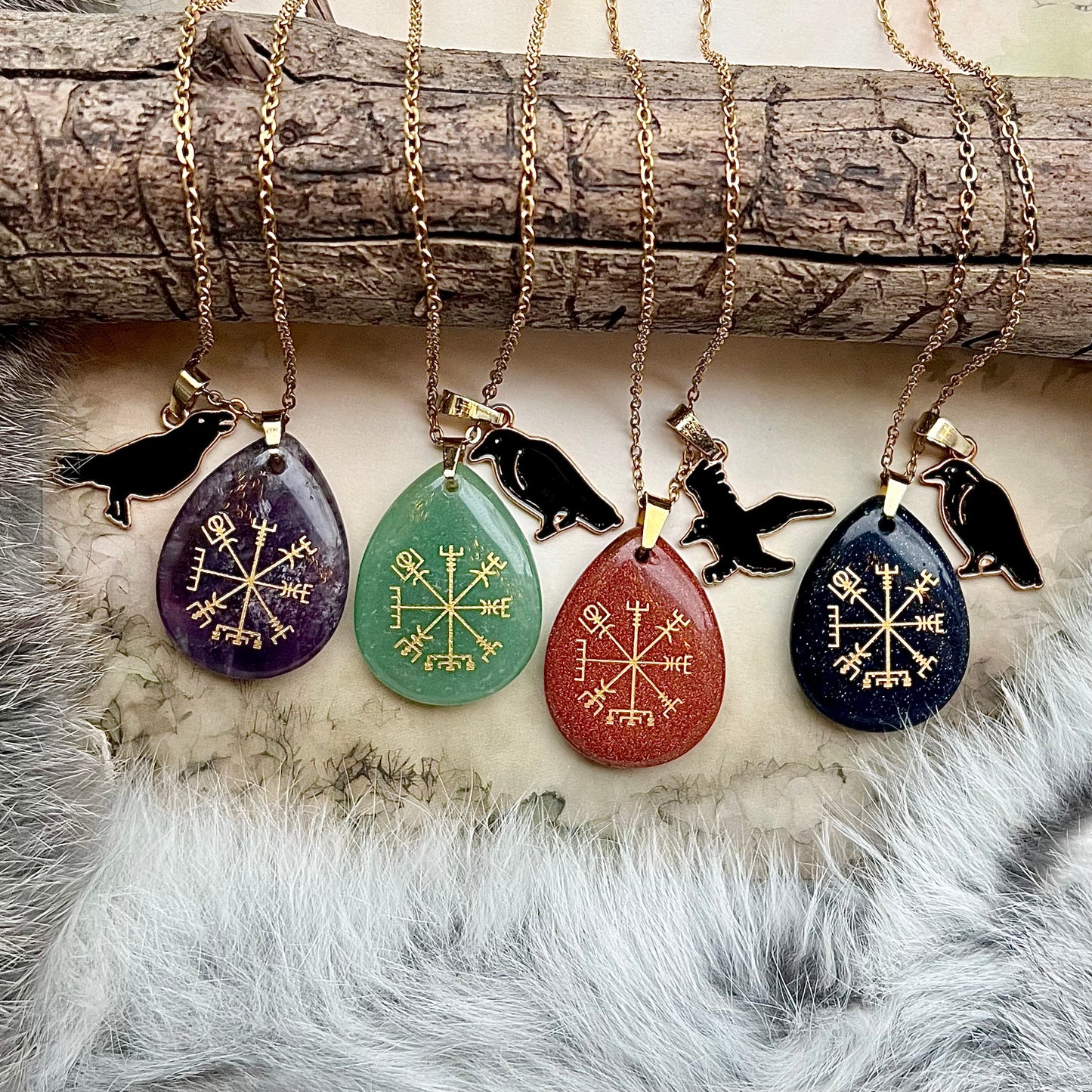 Halsband av kristall med vegvisir i guld