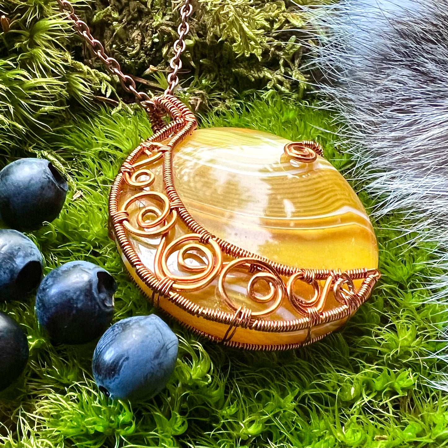 Necklace with large yellow lace agate and copper wire