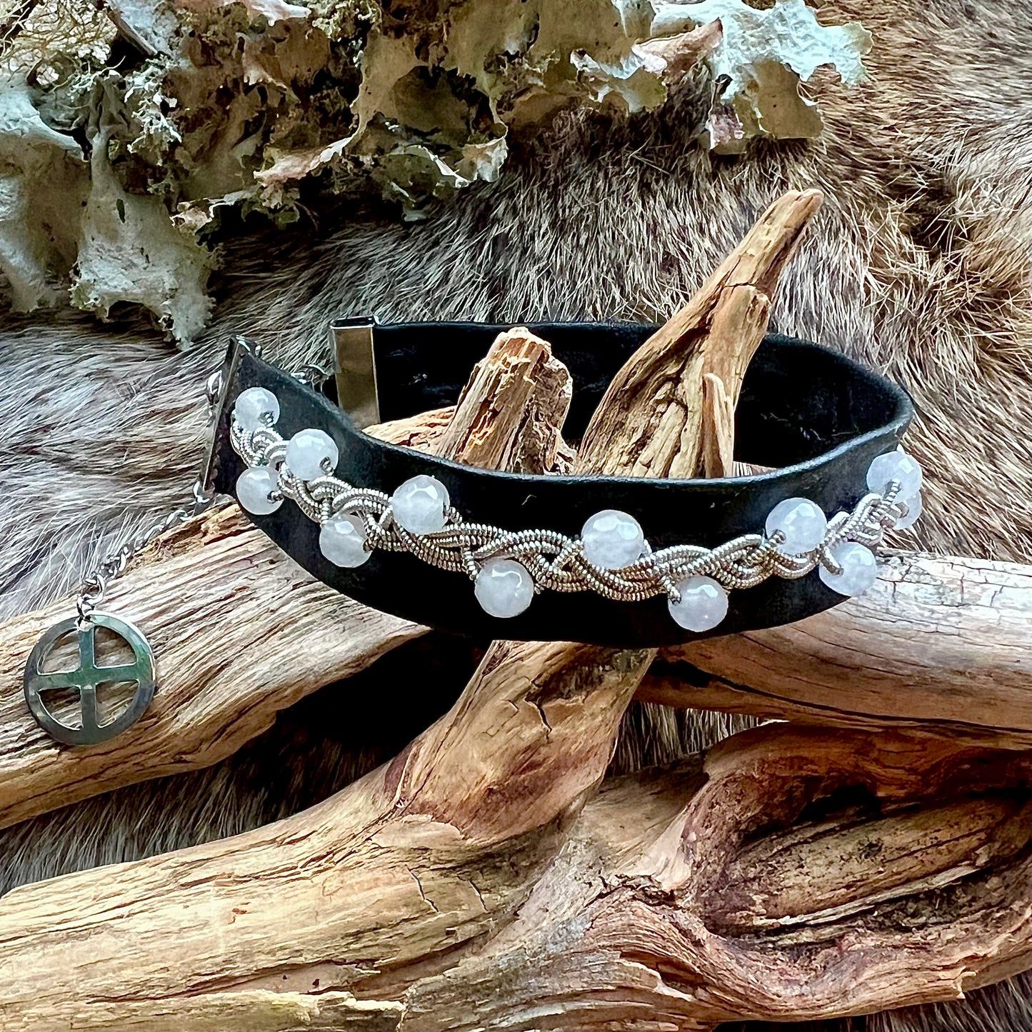 Tenntrådsarmband med fasetterad jade, svart