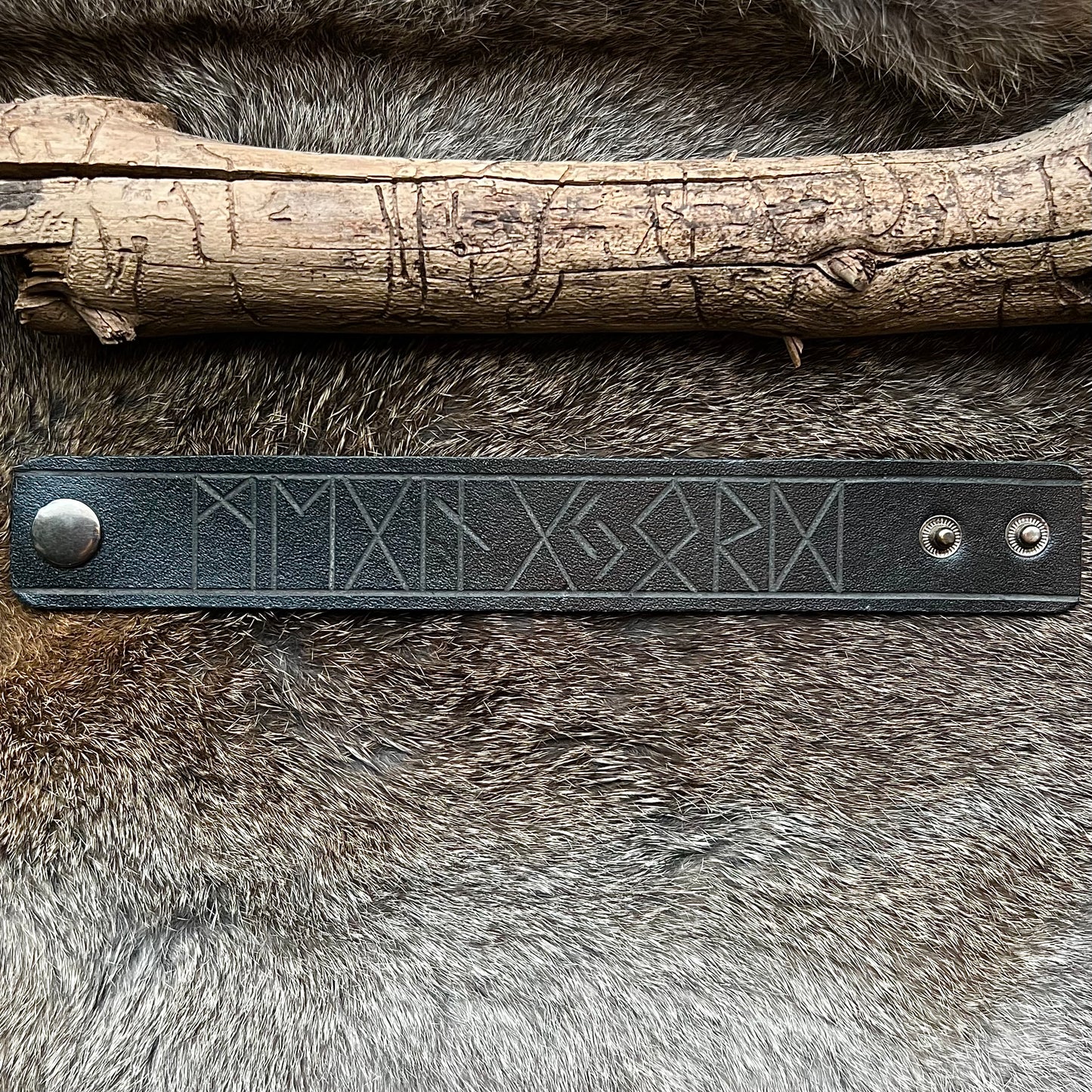 Läderarmband med utskurna runor ’Megingjord’, svart