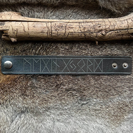 Läderarmband med utskurna runor ’Megingjord’, svart