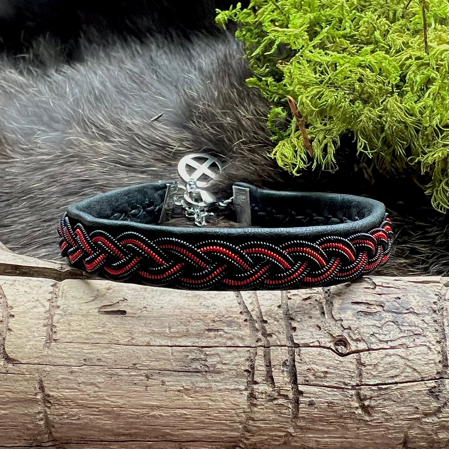 Tenntrådsarmband med svart och röd fläta