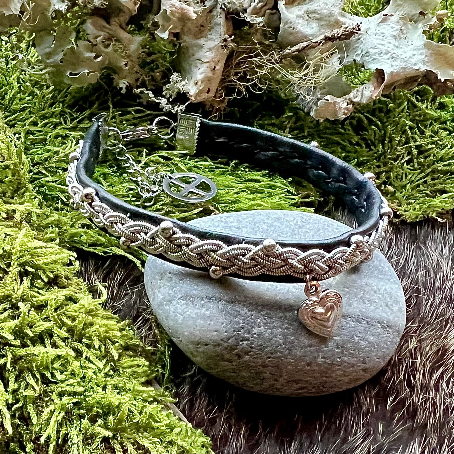 Tenntrådsarmband med stålpärlor och hjärta, svart