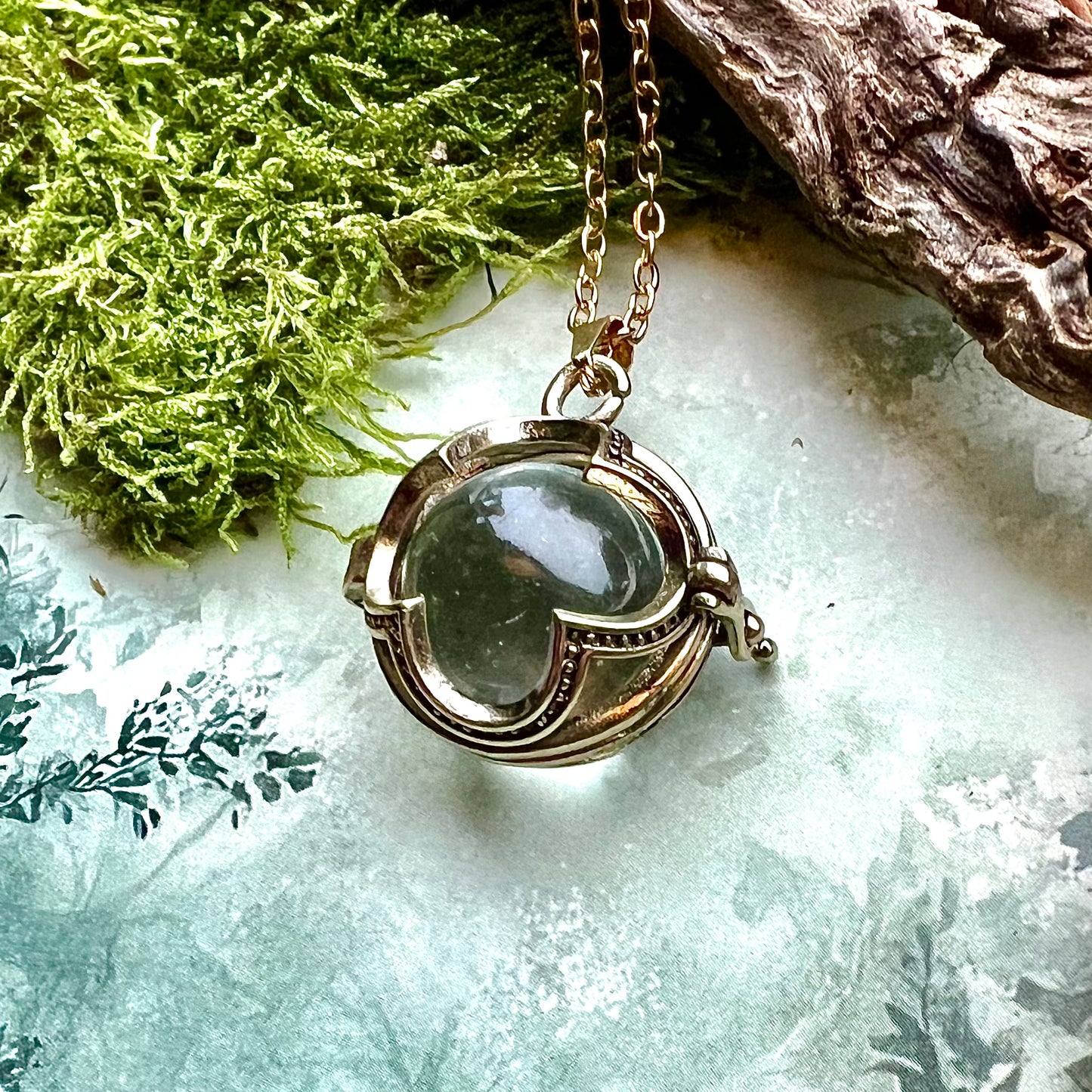 Halsband med guldfärgad Gotlandskula