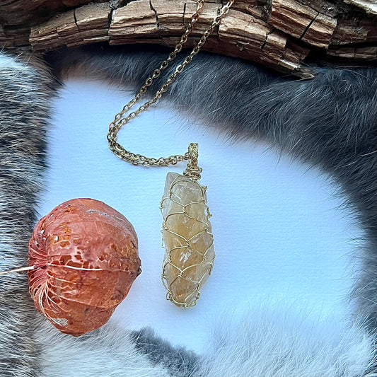 Necklace with raw citrine and gold-colored copper wire 