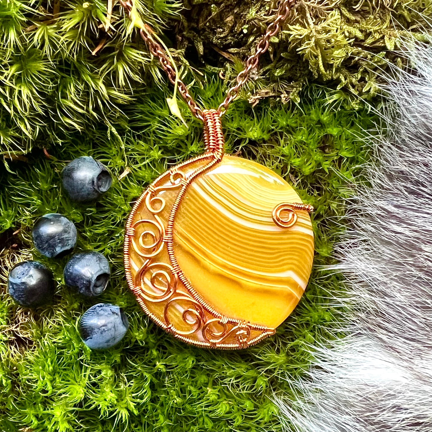 Necklace with large yellow lace agate and copper wire