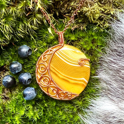 Necklace with large yellow lace agate and copper wire