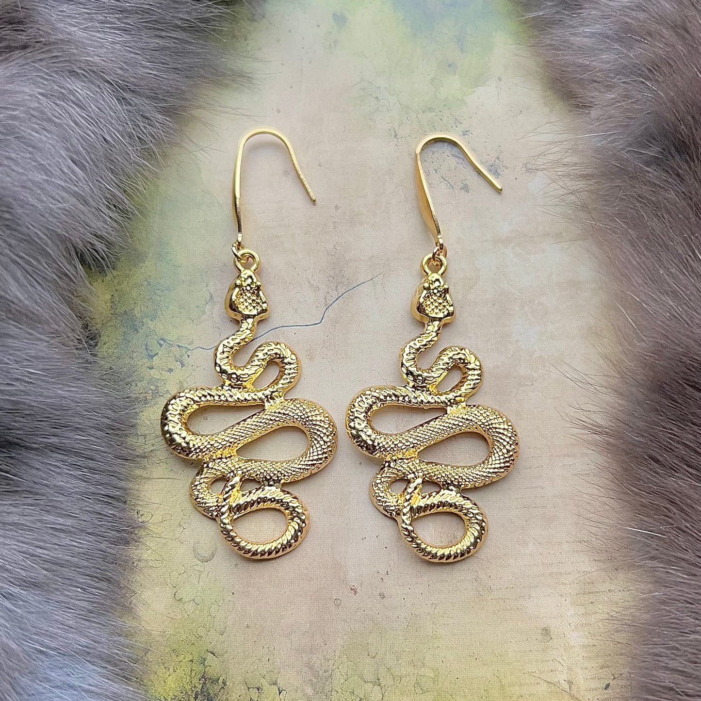 Stora örhängen med ormar i guld