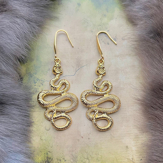 Stora örhängen med ormar i guld
