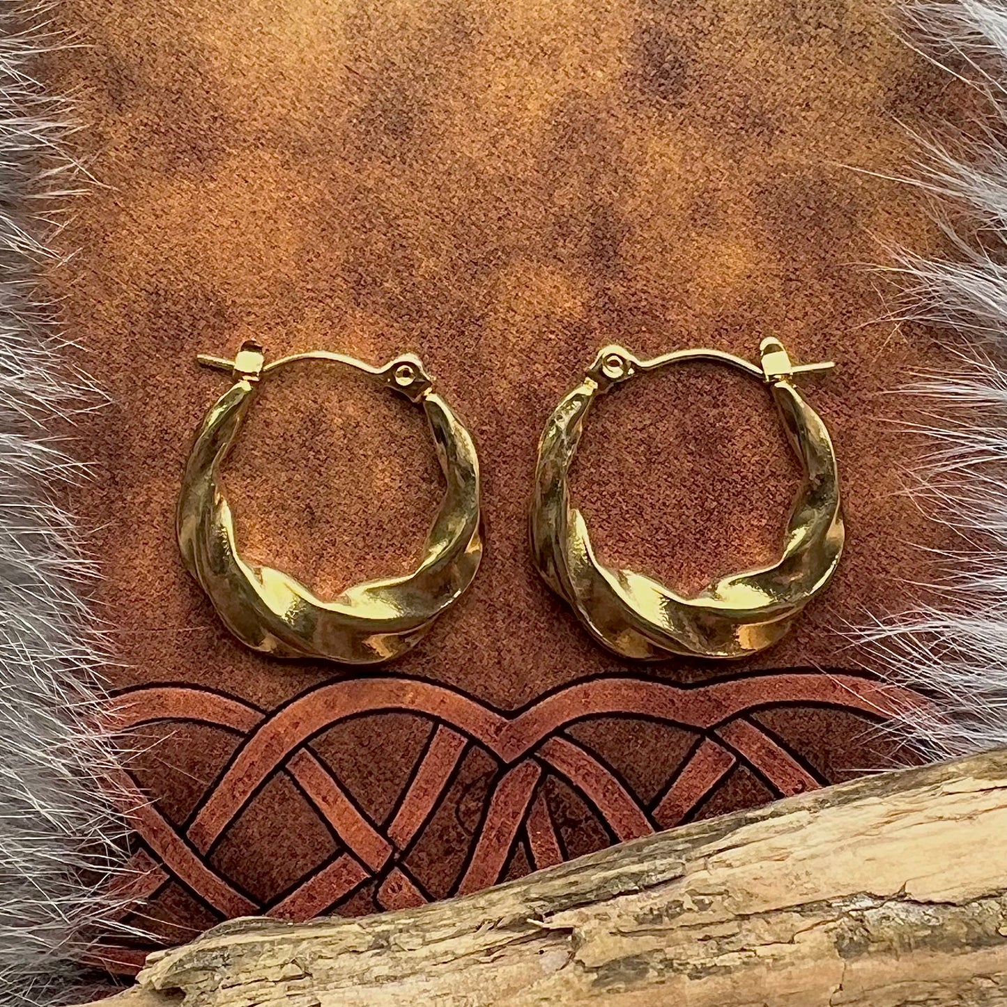 Vikingasmycke örhängen i tjockt tvinnat stål, guldfärgade