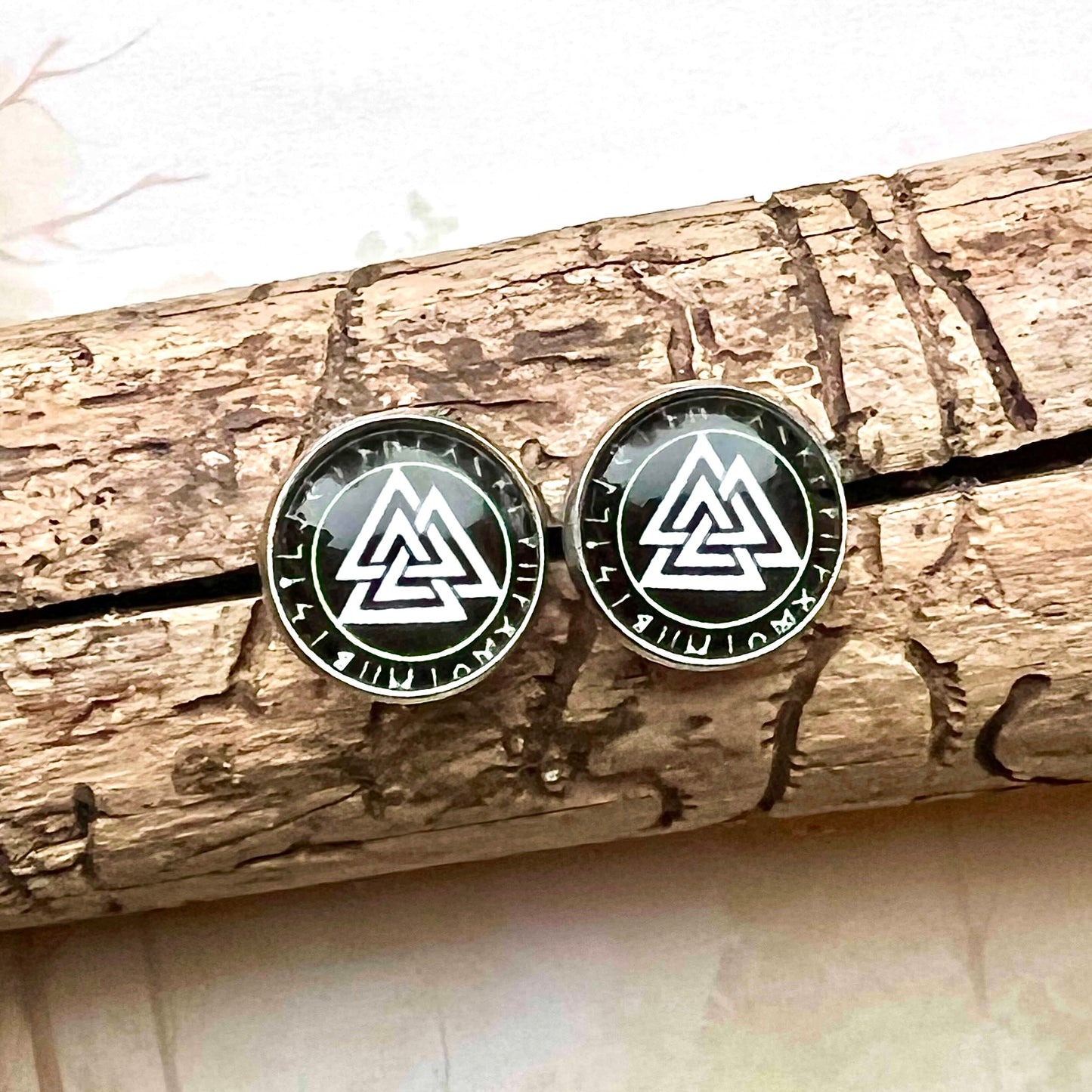 Örhängen med Valknut i en ring av runor