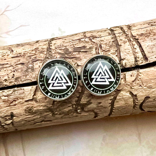 Örhängen med Valknut i en ring av runor
