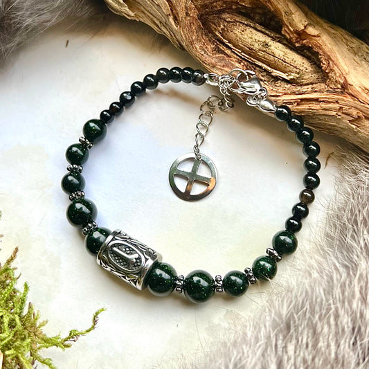 Armband med onyx, grön guldsten och skyddsruna