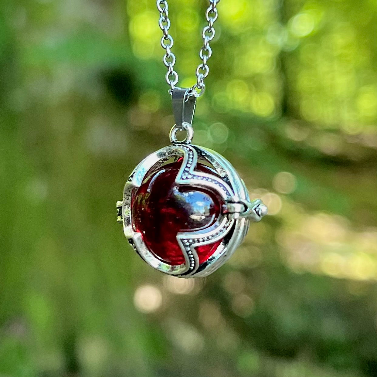 Vikingasmycke halsband med silverfärgad Gotlandskula, röd