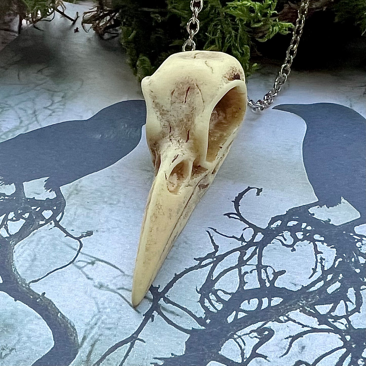 Halsband med stor korpskalle av benfärgad harts