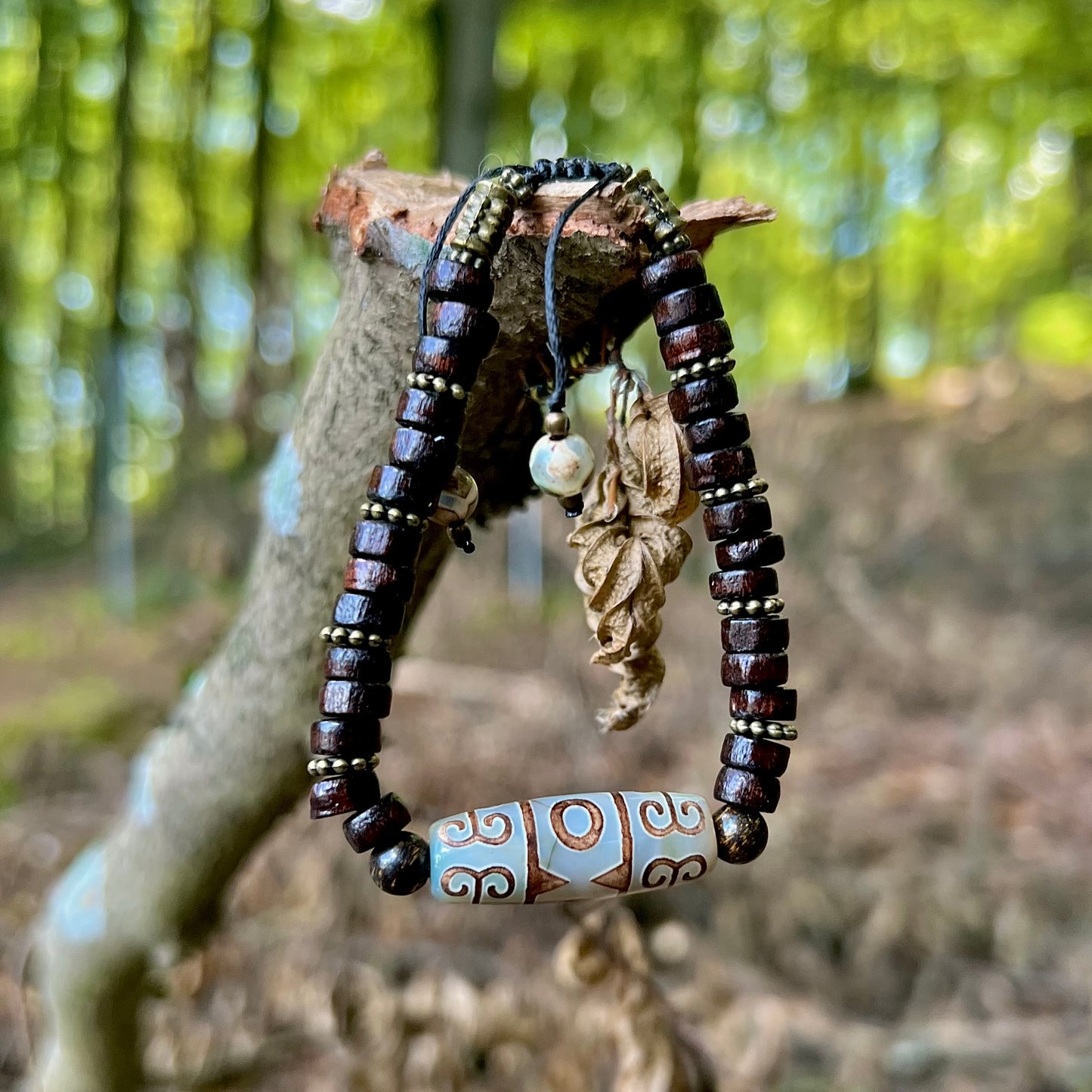 Handknutet armband med stor Dzi-pärla, bronzit och trärondeller