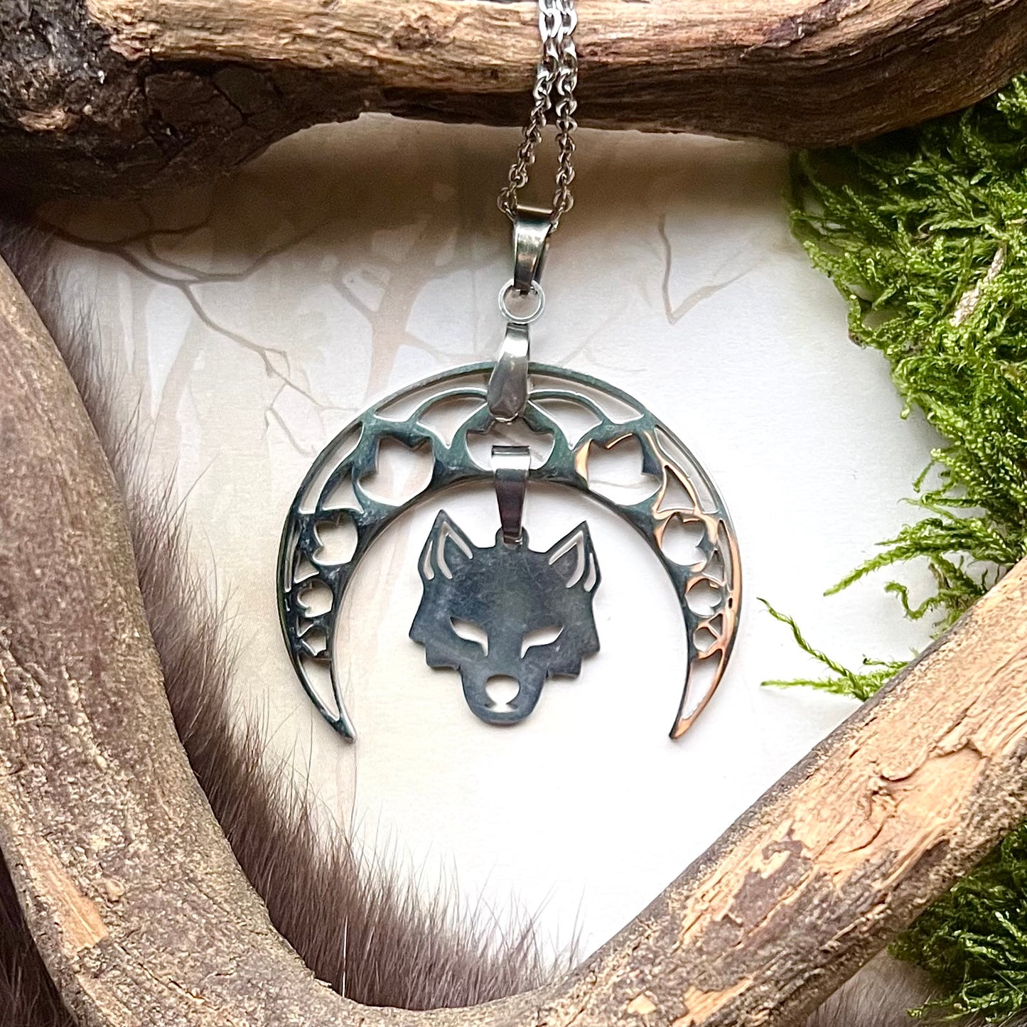 Keltiskt halsband med varg och månskära