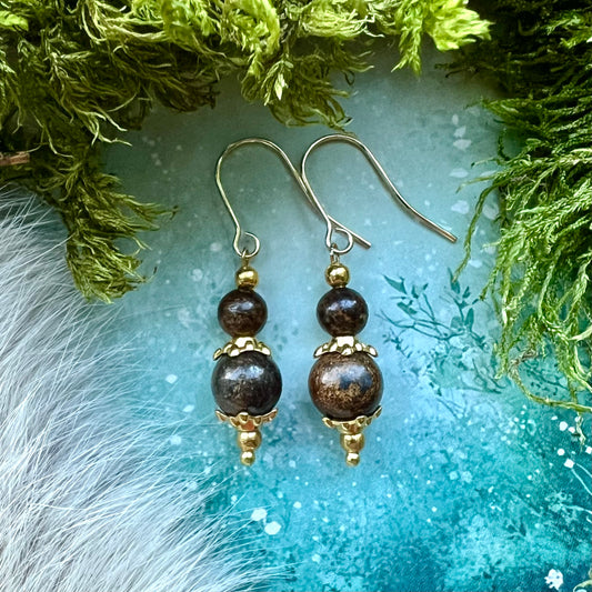 Kristallörhängen med bronzit och guldfärgat stål