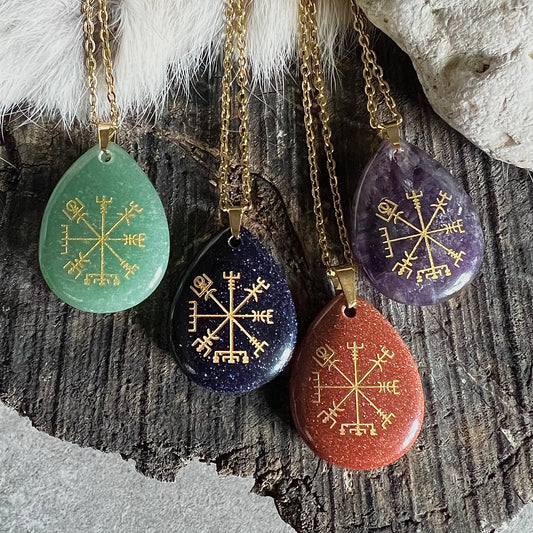 Halsband av kristall med vegvisir i guld