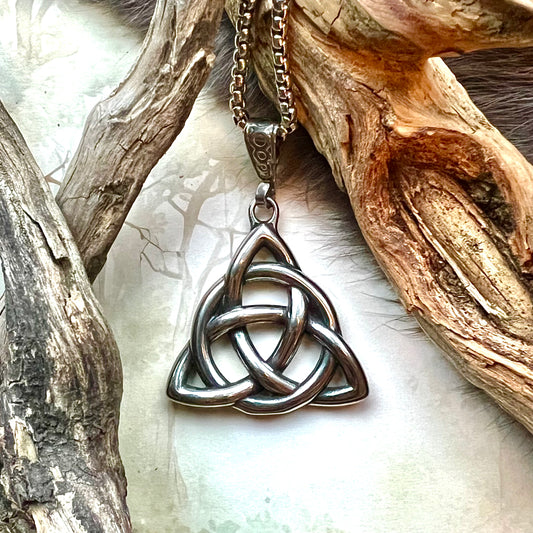 Keltiskt halsband med Triquetra och cirkel