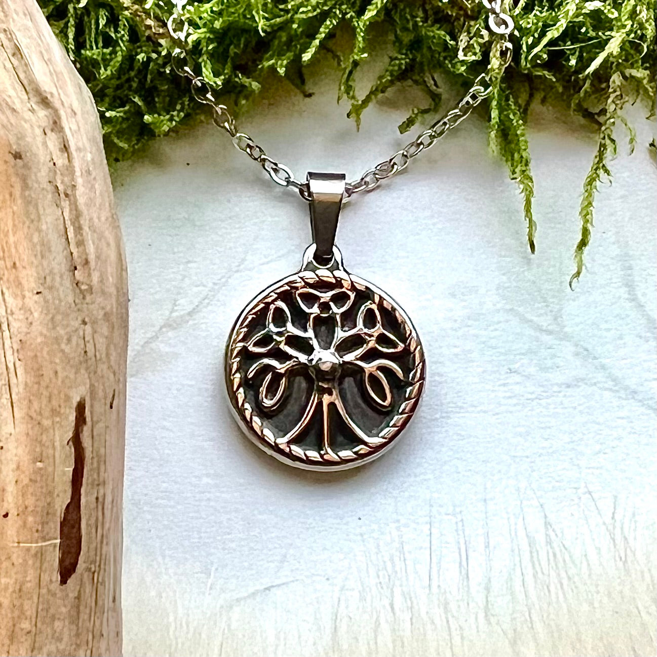 Keltiskt halsband med Yggdrasil och triquetror i caim