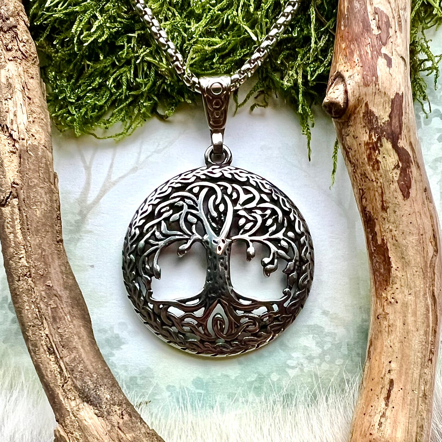 Vikingasmycke halsband med Yggdrasil/Livets träd omgivet av Caim