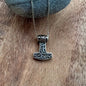 Vikingasmycke halsband med liten keltisk torshammare till barn