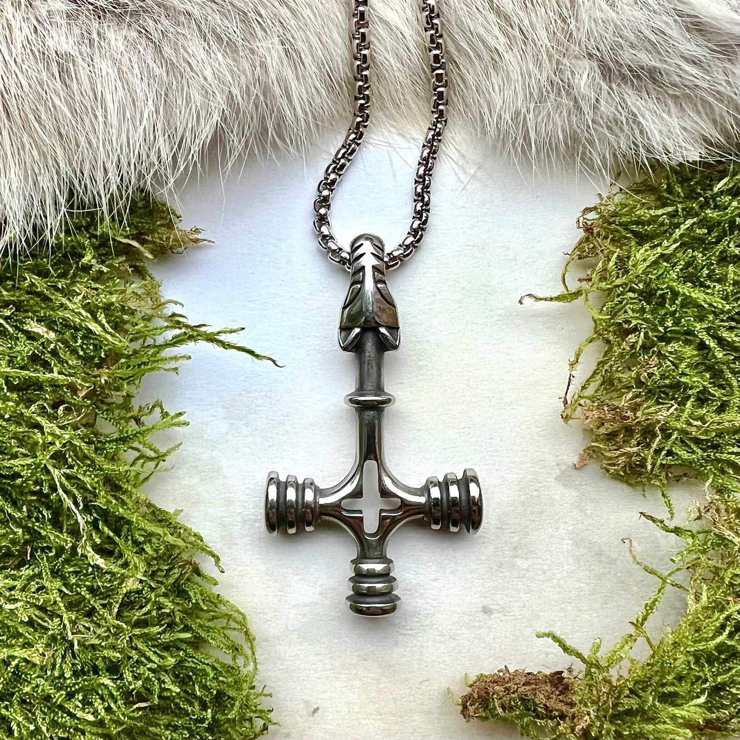 Vikingasmycke halsband med isländskt, fornnordiskt vargkors