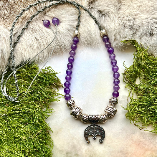 Handknutet halsband med ametister och halvmånehänge i rostfritt stål