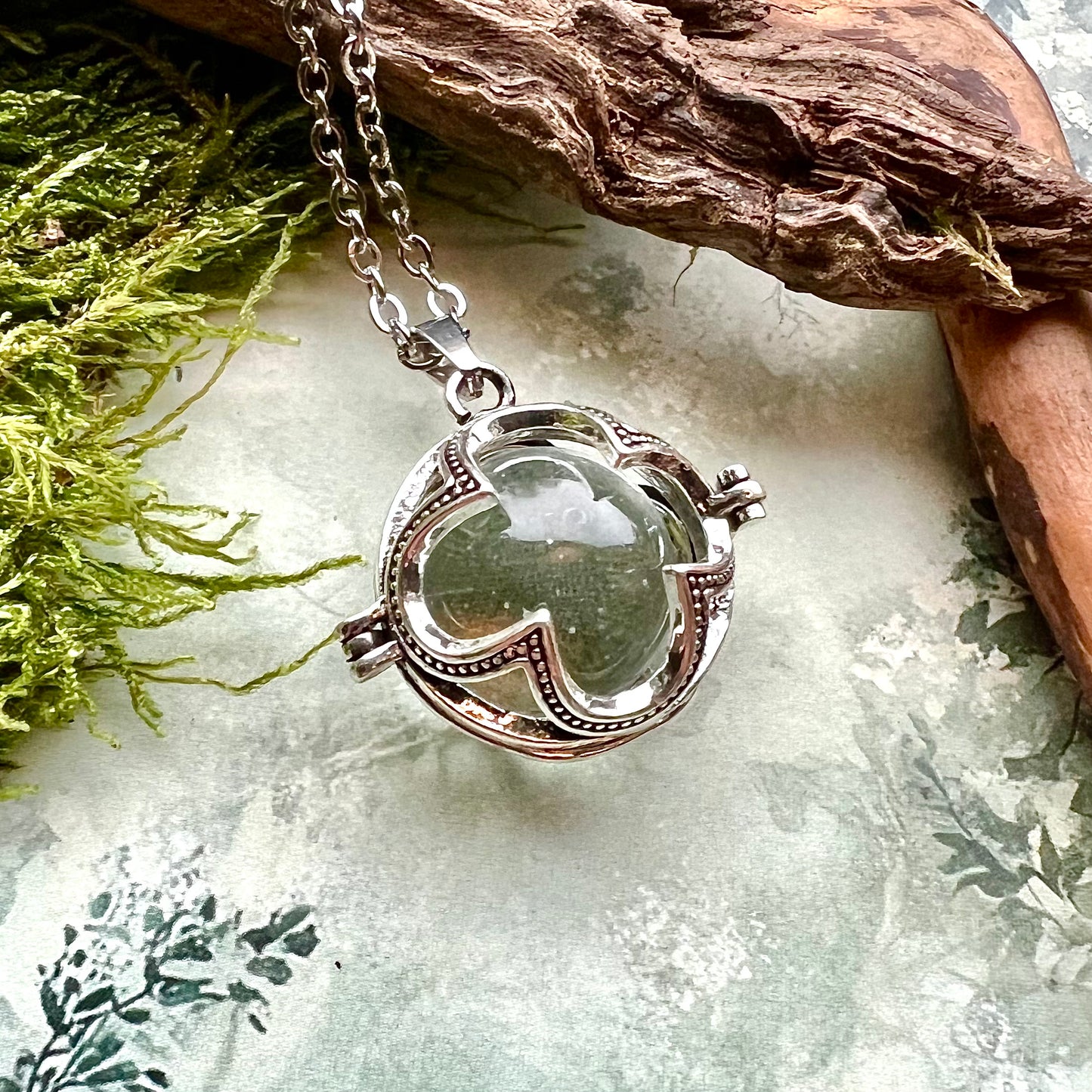 Vikingasmycke halsband med silverfärgad Gotlandskula