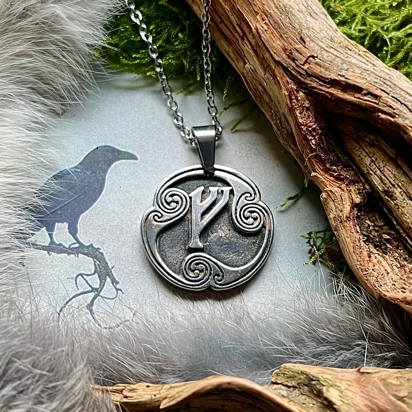 Vikingasmycke halsband med runan Fehu på sköld