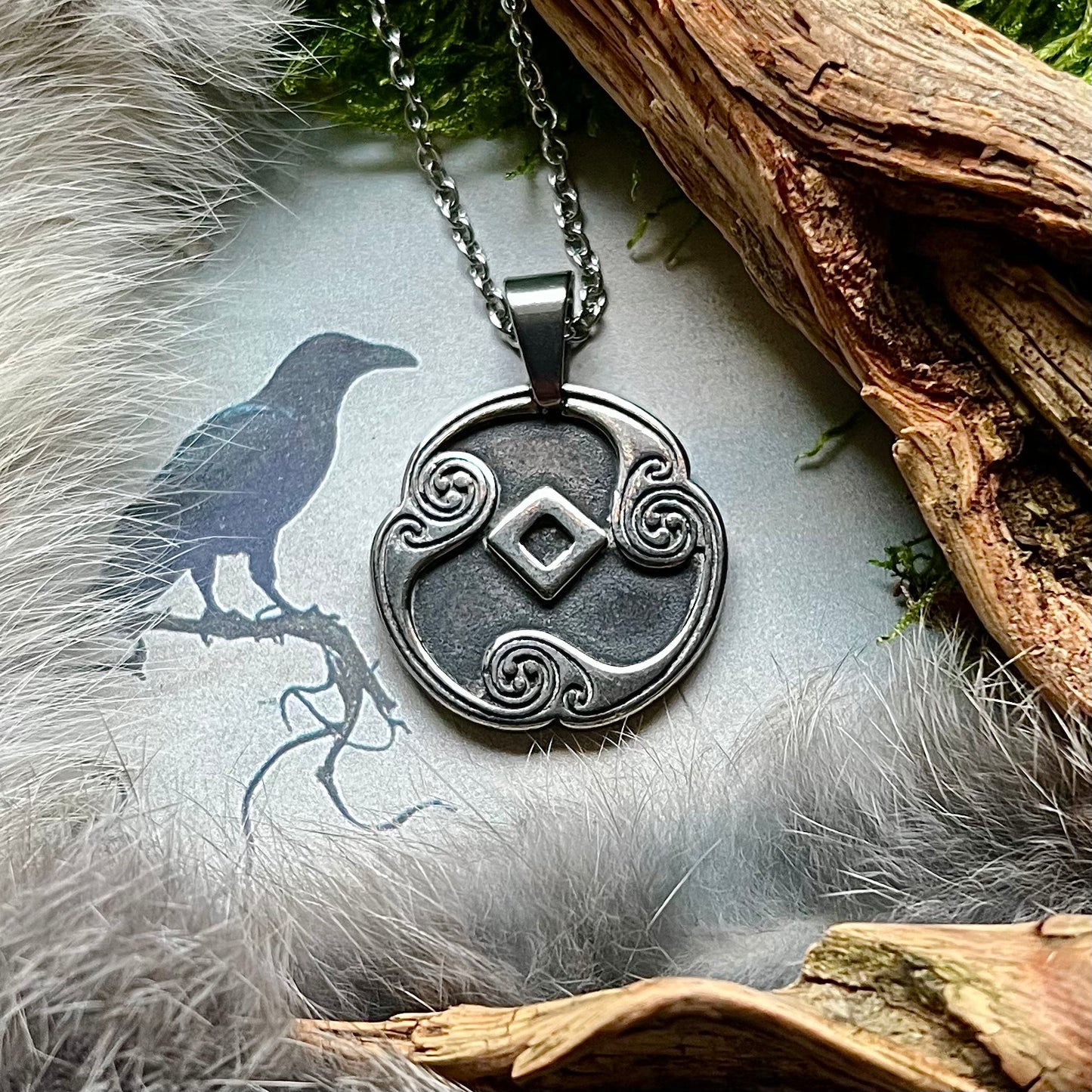 Vikingasmycke halsband med runan IngwaR på sköld