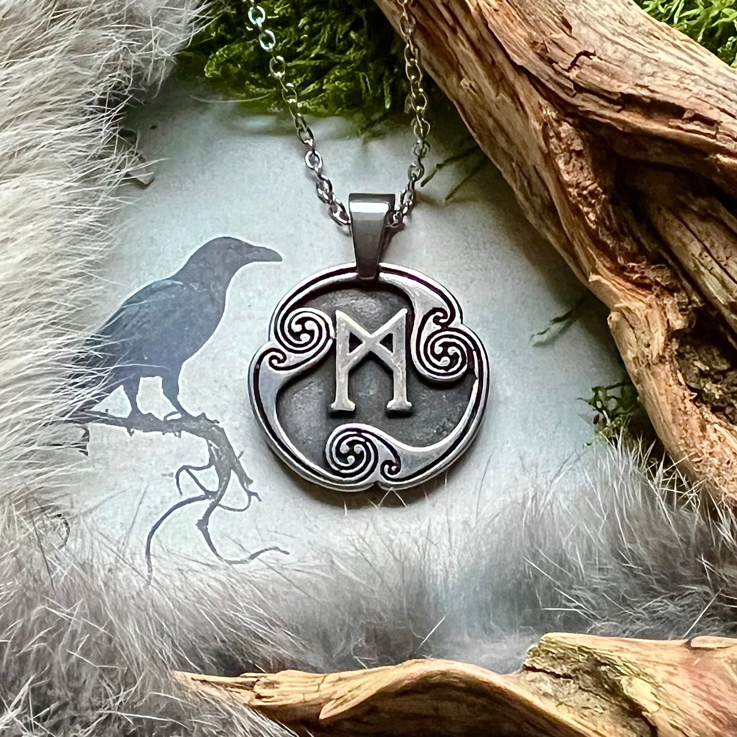 Vikingasmycke halsband med runan MannaR på sköld