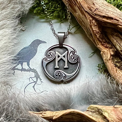 Vikingasmycke halsband med runan MannaR på sköld