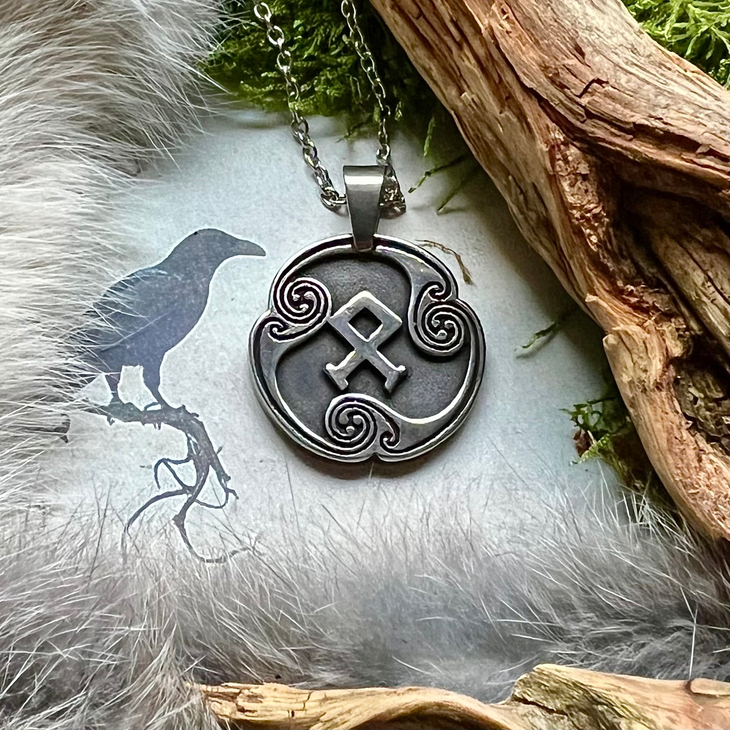 Vikingasmycke halsband med runan Odal på sköld