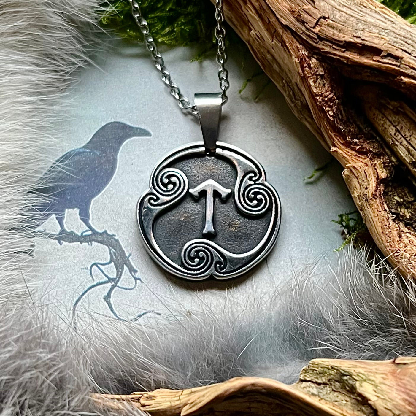 Vikingasmycke halsband med runan TiwaR på sköld